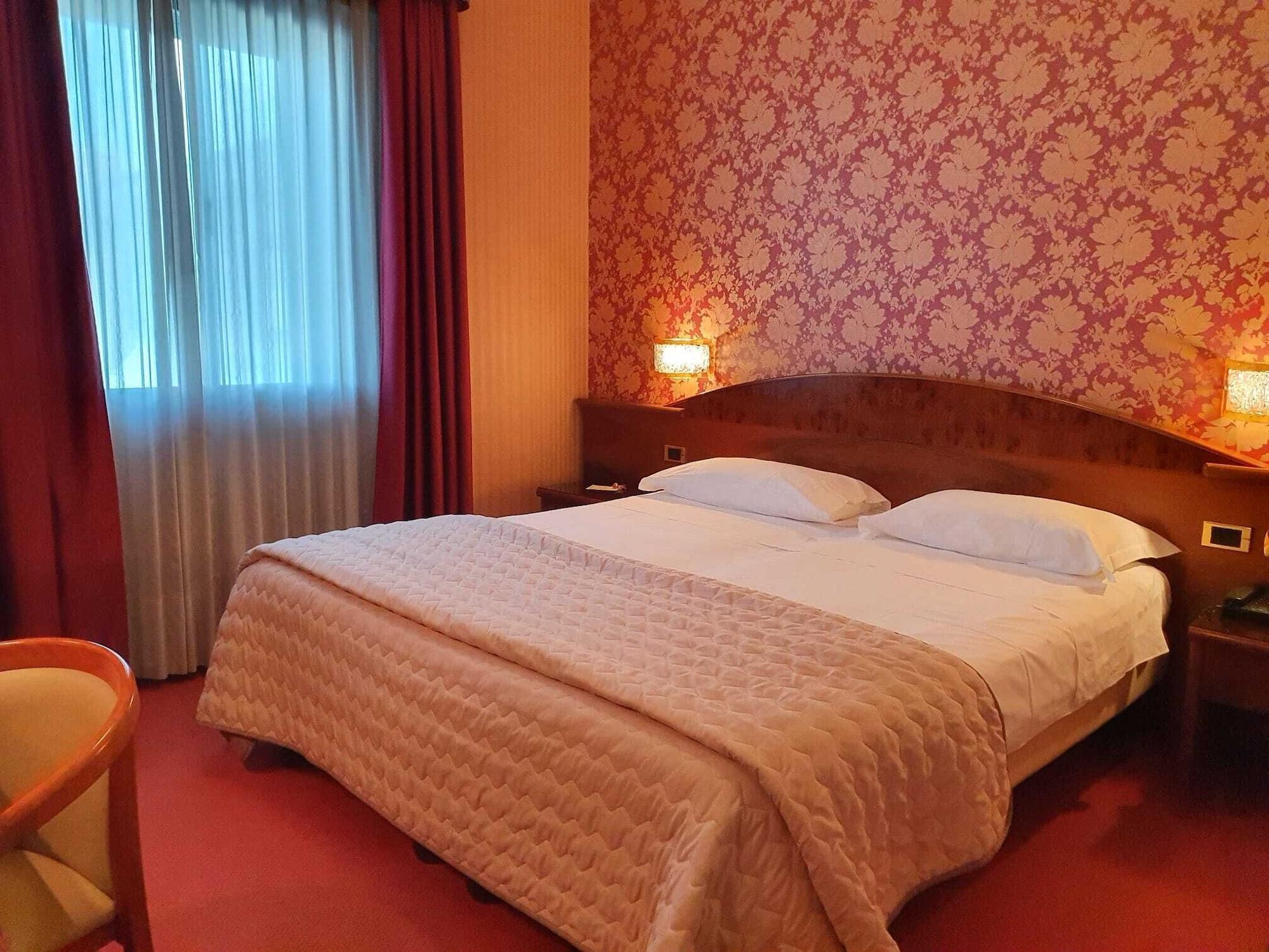Hotel Poppi Мира Экстерьер фото